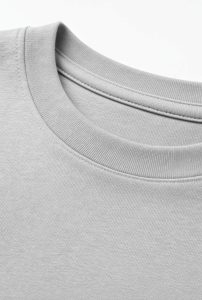t-shirt-cinza-homem-detalhe-gola Detalhe da gola redonda, costuras e textura do tecido da t-shirt cinza heather de manga curta para homem
