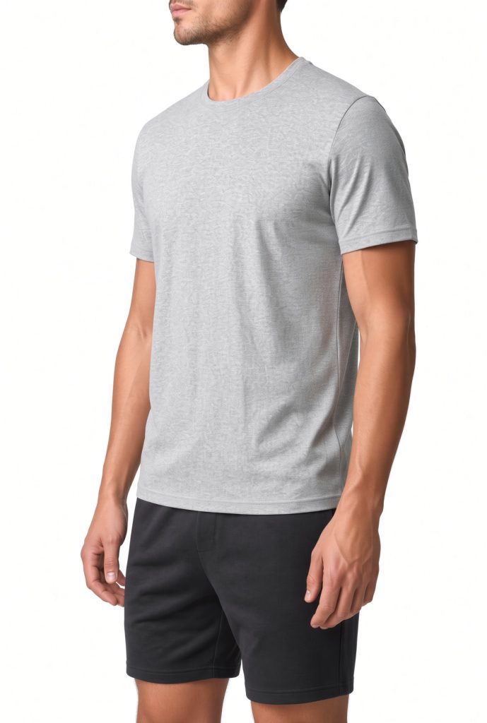 t-shirt-cinza-homem-lateral-modelo T-shirt cinza heather de manga curta para homem, vista lateral no modelo, detalhe do ajuste e mangas